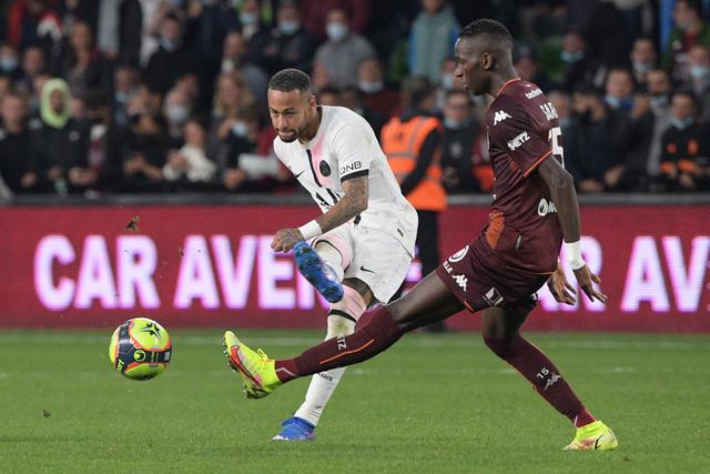 拉菲尼亚本赛季西甲14轮8球 距个人纪录还差3球